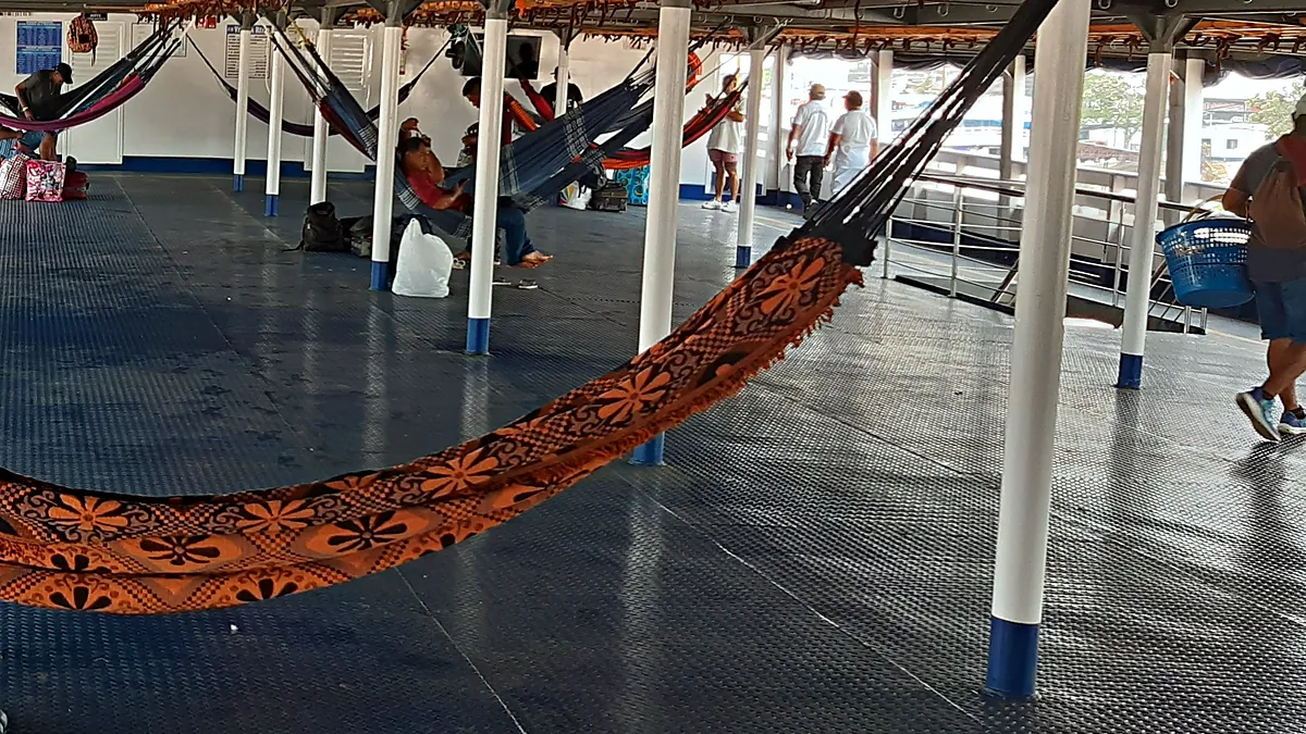 Redes armadas no convés coberto de um barco de passageiros no porto de Tabatinga, antes da viagem pelo Solimões