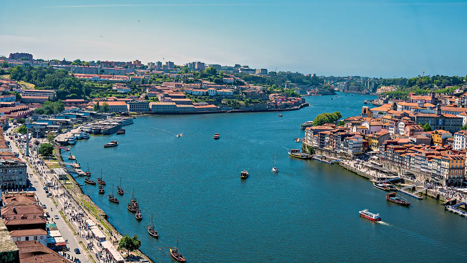 Rio Douro visto da ponte Dom Luís I, com a Ribeira do Porto à direita e Vila Nova de Gaia à esquerda em dia de sol