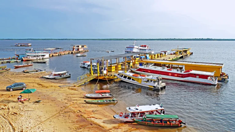Lanchas a jato, barcos de recreio e voadeiras atracados no flutuante e na praia de areia da orla de Manaus, no rio Negro, durante a seca de outubro de 2019