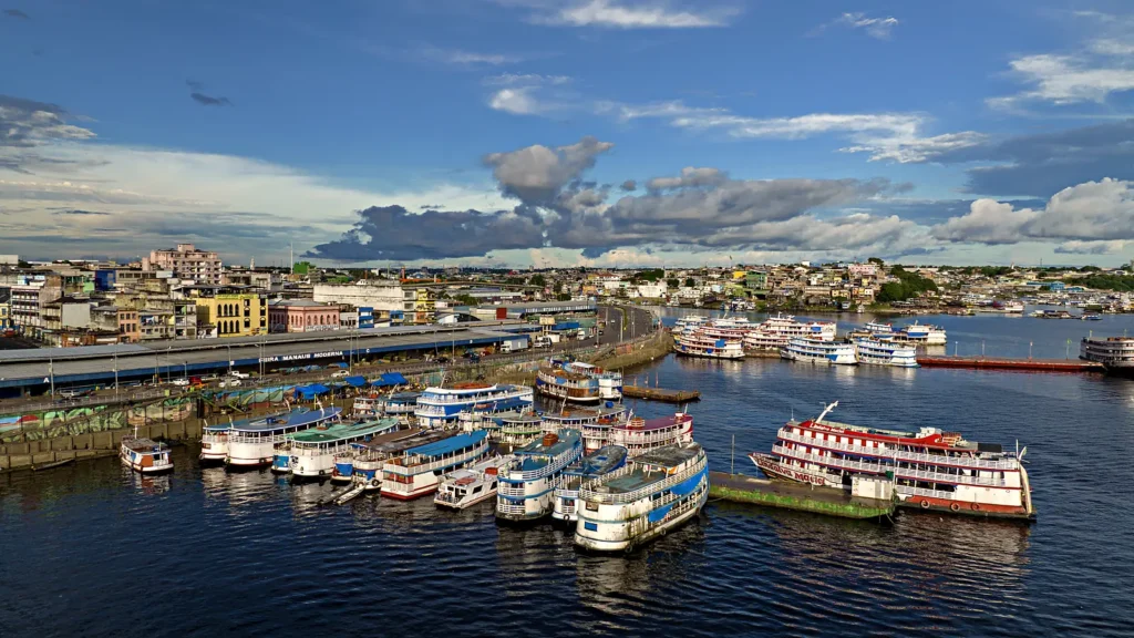 Barcos de passageiros atracados no porto de Manaus, no rio Negro, em dia de sol