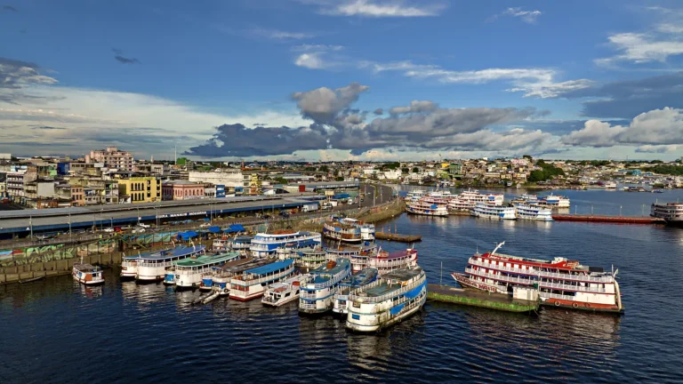 Barcos de passageiros atracados no porto de Manaus, no rio Negro, em dia de sol